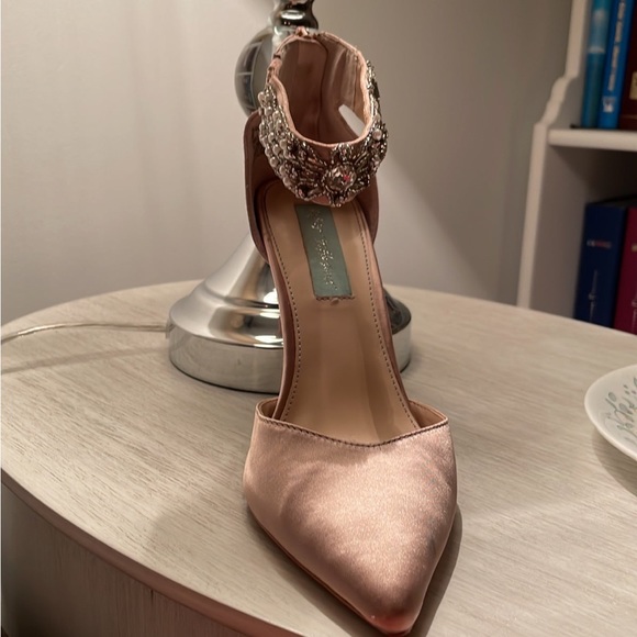 Betsey Johnson. Size 6. 4 inch heel. Worn twice. - Picture 6 of 7